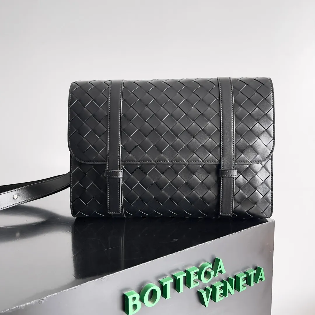 Batch 1960 BOTTEGA VENETA 2025 new product PICCOLO PORTFOLIO men's briefcase is officially shipped. BV's briefcases have always continued the simple and elegant design, and this time is no exception. The difference is that the overall shape of this briefcase is free and youthful, which reduces a lot of seriousness and creates a relaxed atmosphere. The small size can also be worn cross-body, which is very convenient for elites who do not need to carry many items when going out. The open-top design is more simple. It comes with two open small compartments and a large zippered compartment. It can be stored in an orderly manner anytime and anywhere, and the items carried in the bag can be clearly seen at a glance. Style number: 815785 Size: 30*21*6.5cm